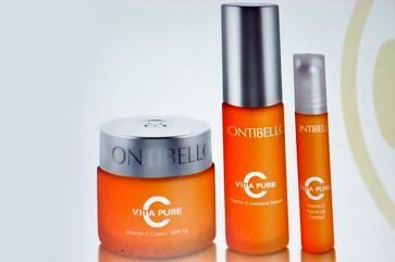 Tres botellas de Vita Pure sobre un fondo blanco.