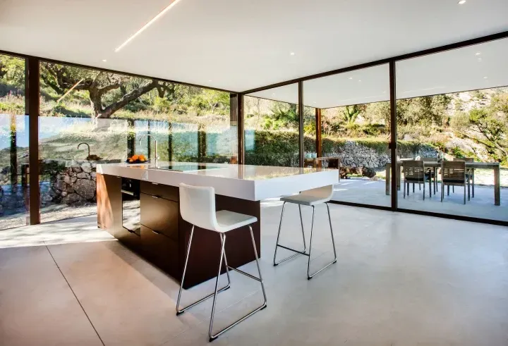 grande baie vitrée dans un salon