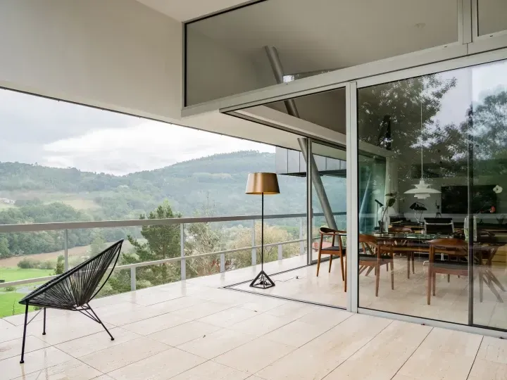 belle terrasse avec baie vitrée donnant sur une belle vue