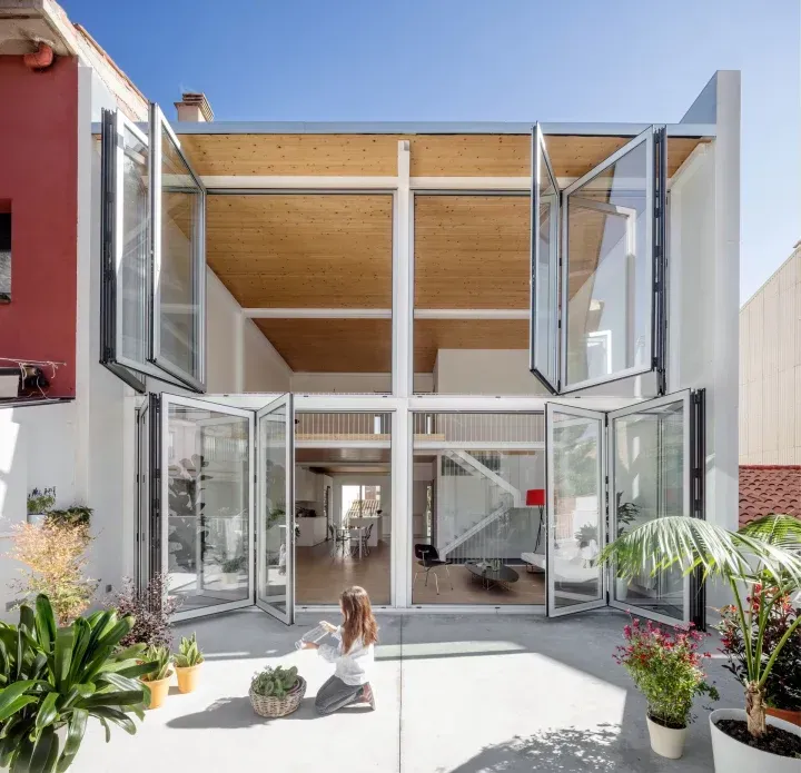 Façade avec de nombreuse baie vitrée complexe