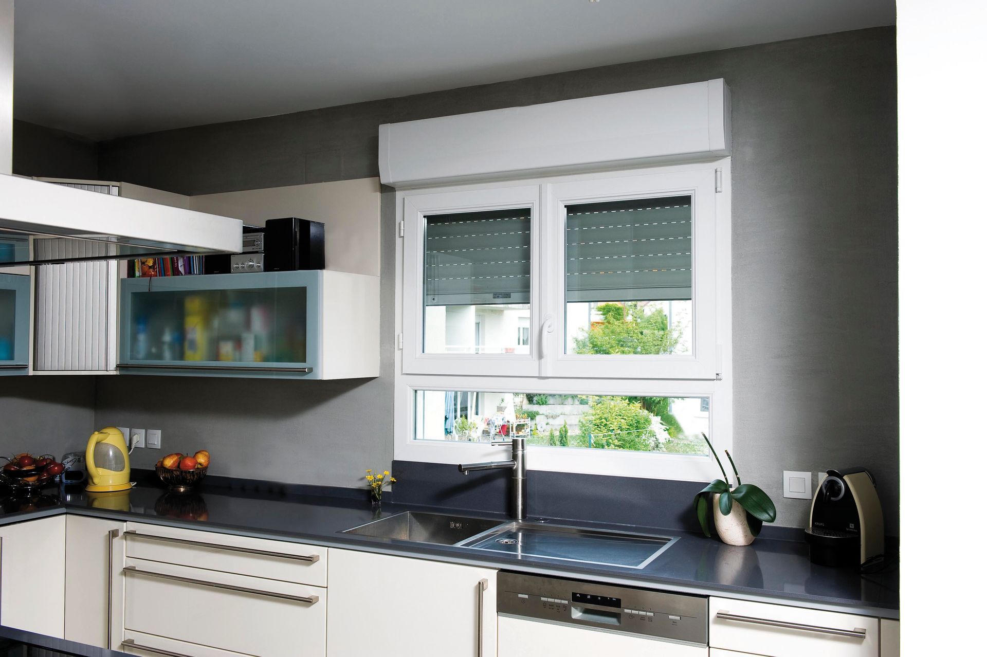 Volet roulant blanc vu depuis l'intérieur d'une cuisine