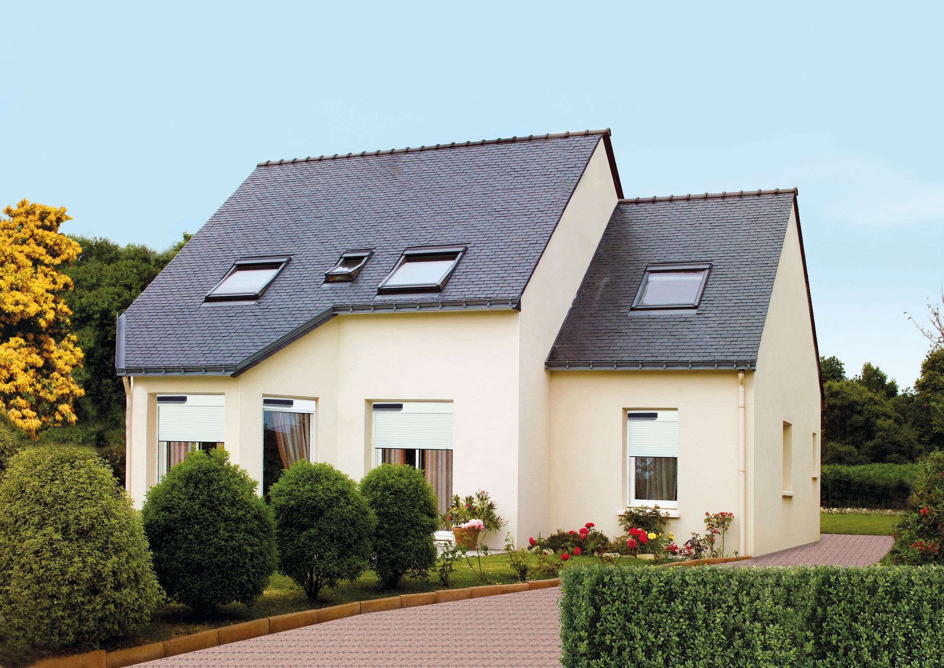 Maison avec velux et volet roulant solaire blanc sur menuiserie en alu