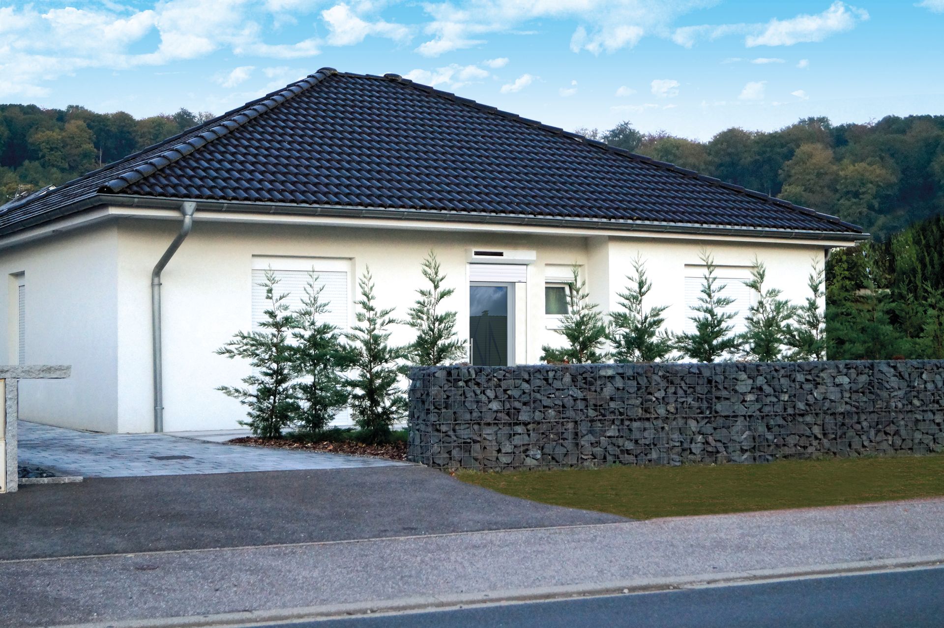 Maison avec tuile noire et volet roulant solaire blanc