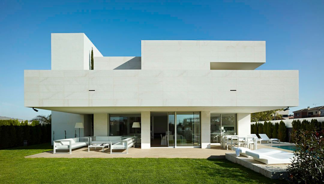 Façade d'une villa moderne blanche