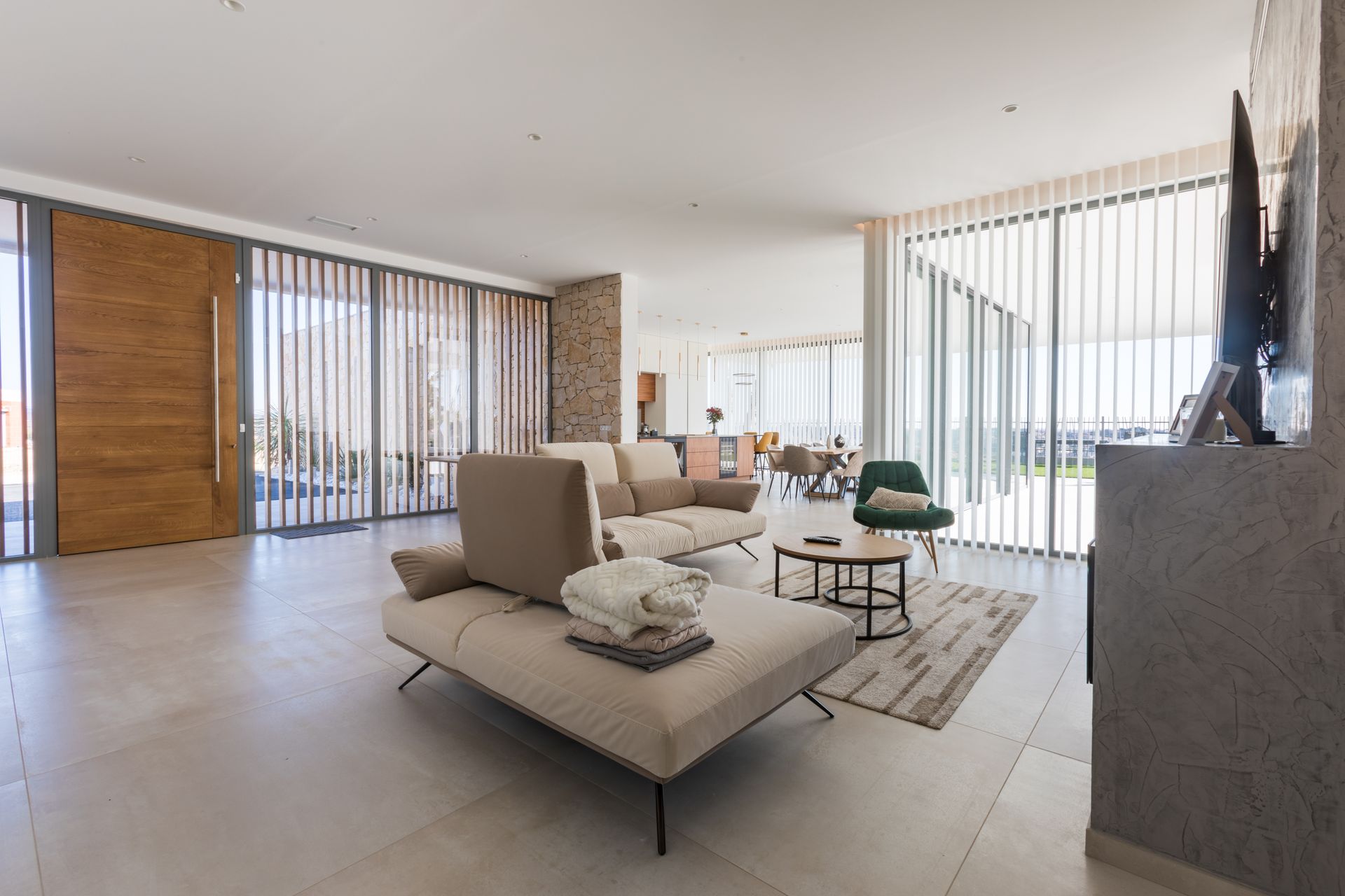 Vue sur une double baie vitrée dans un salon