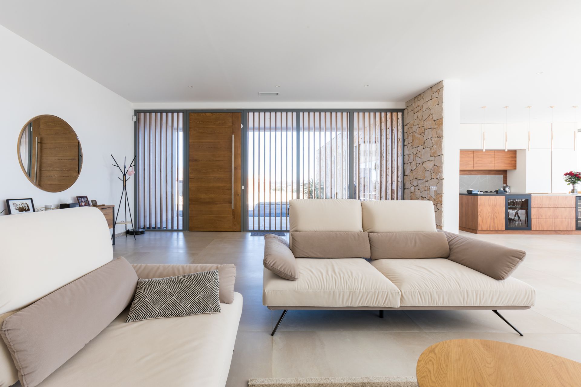 vue sur une baie vitrée dans un salon