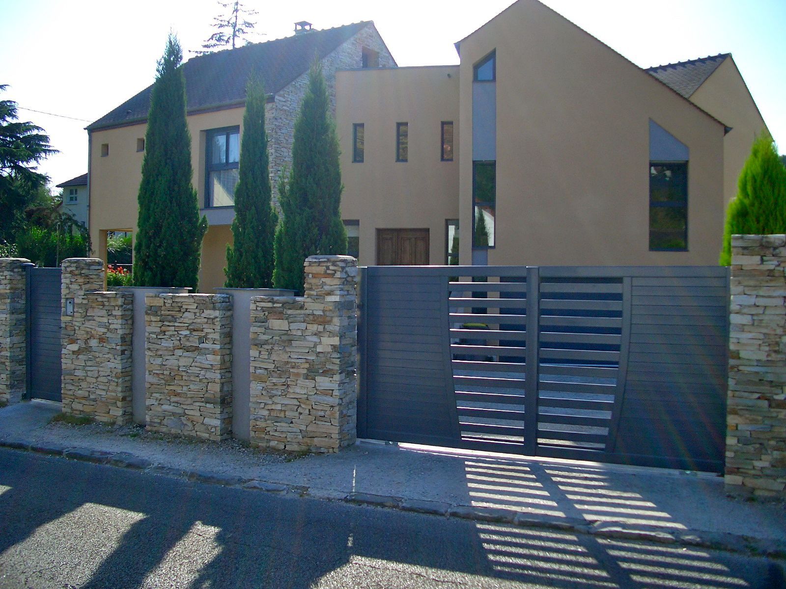 Portail coulissant en aluminium motorisé