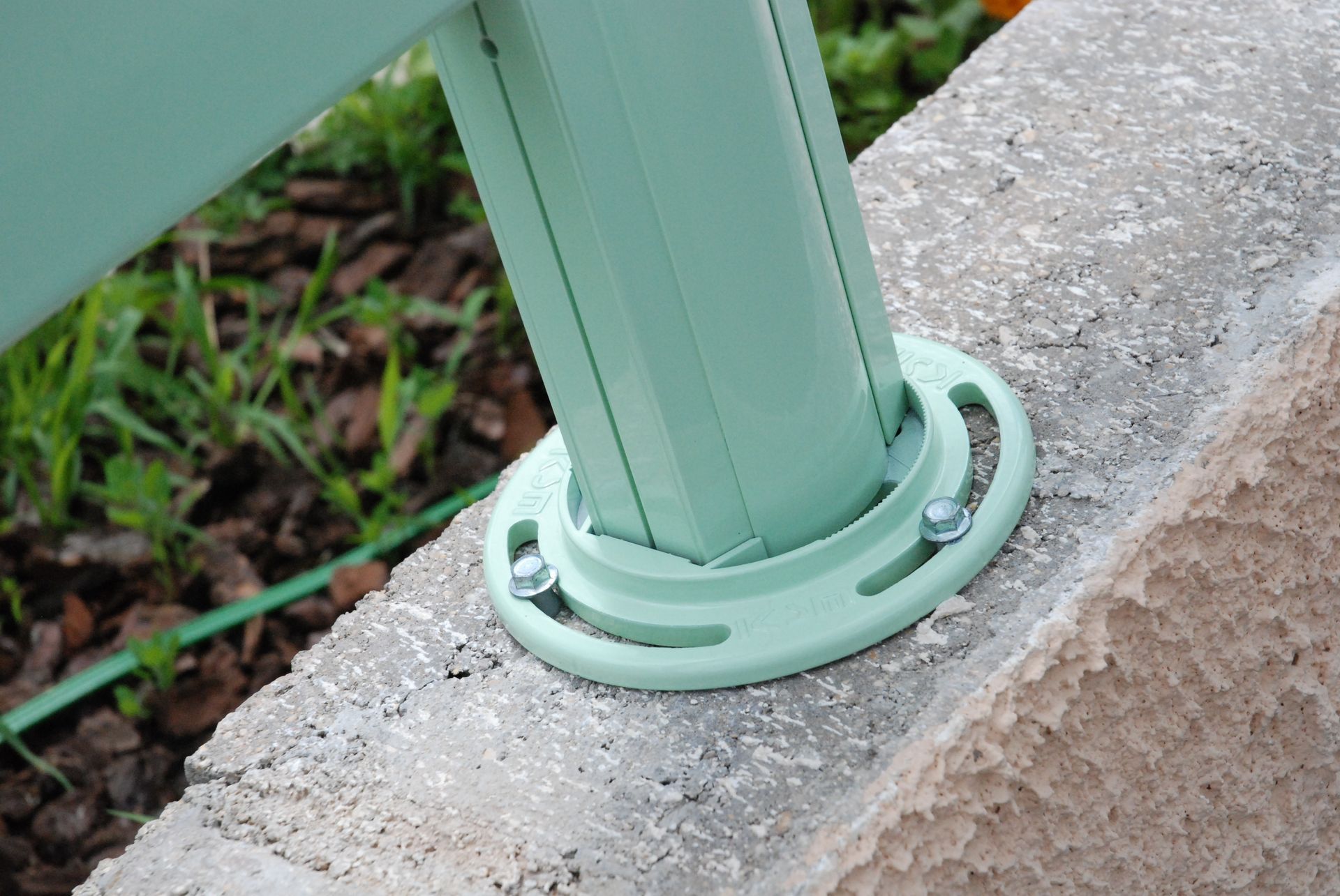 zoom sur un poteau de la clôture en de couleur/vert