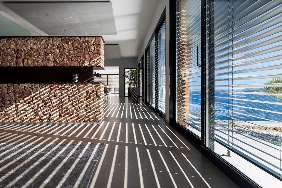 Intérieur maison avec brise-soleil noir