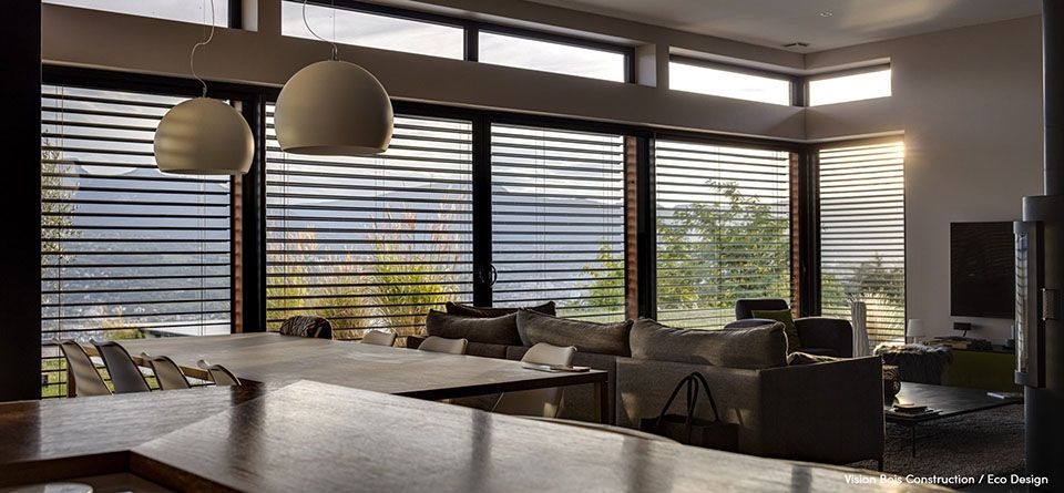 Vue intérieure d'une maison avec brise vue et soleil couchant