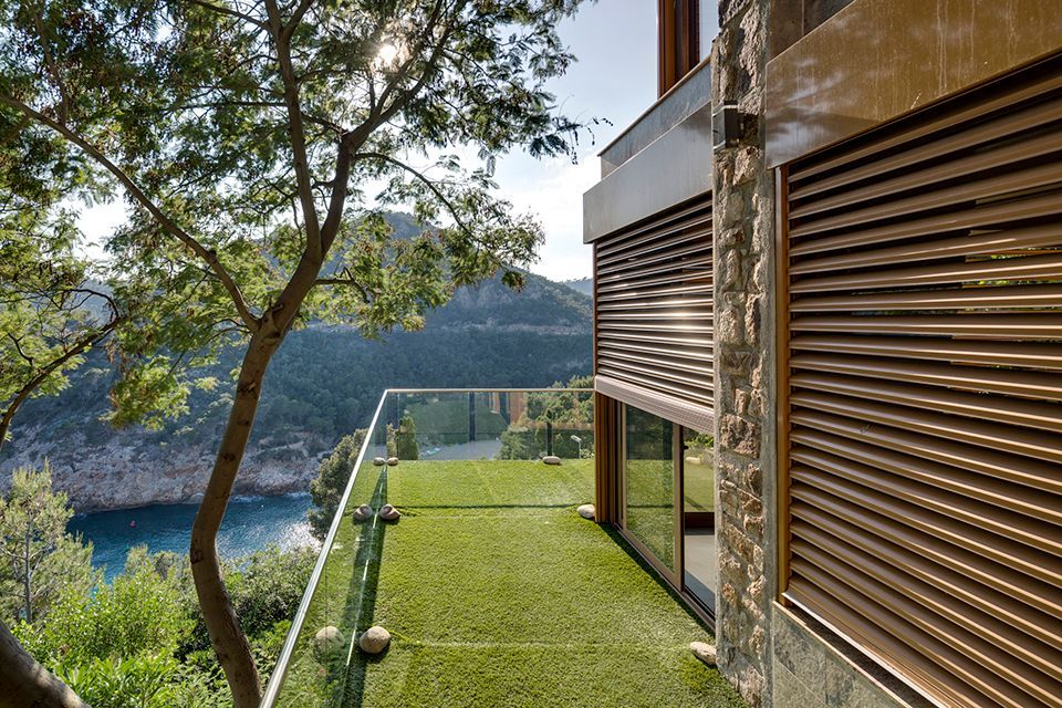 Belle vue sur un paysage façade de maison et brise-soleil bois