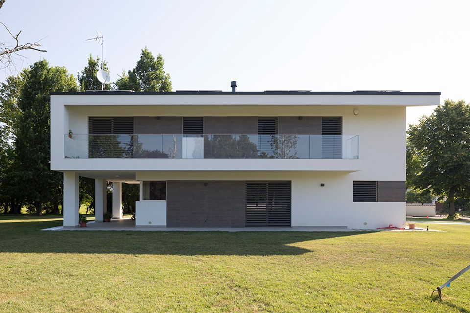 Maison contemporaine avec bardage bois et brise-soleil noir avec un autre éclairage