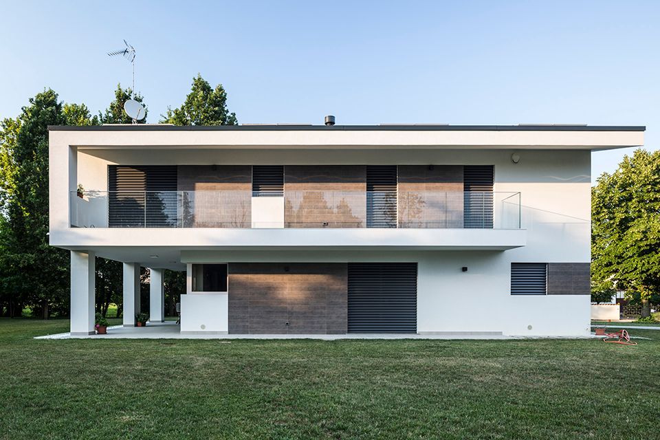 Maison contemporaine avec bardage bois et brise-soleil noir