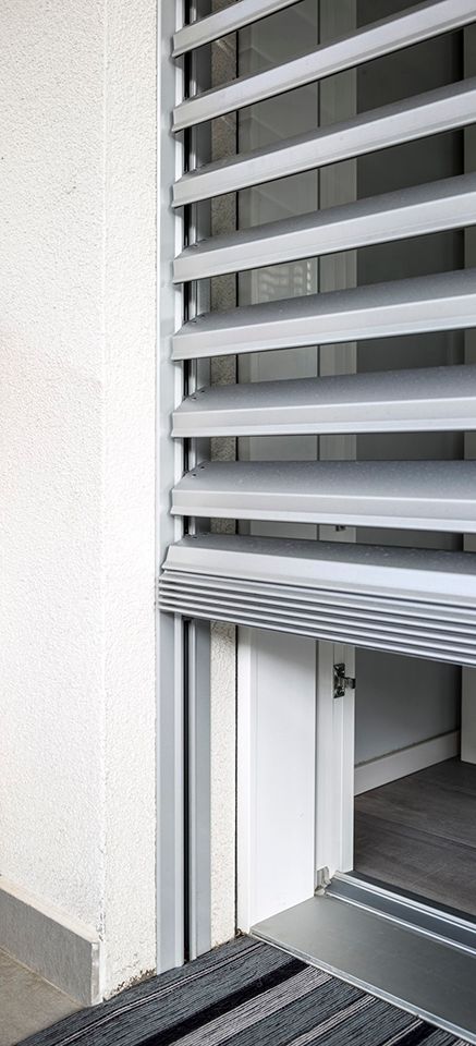 Zoom sur un brise-soleil blanc