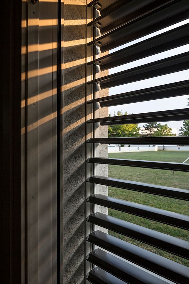 Zoom sur un brise-soleil noir