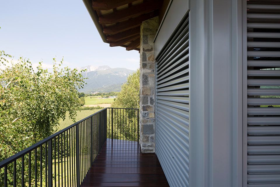 Brise-soleil de couleur grise