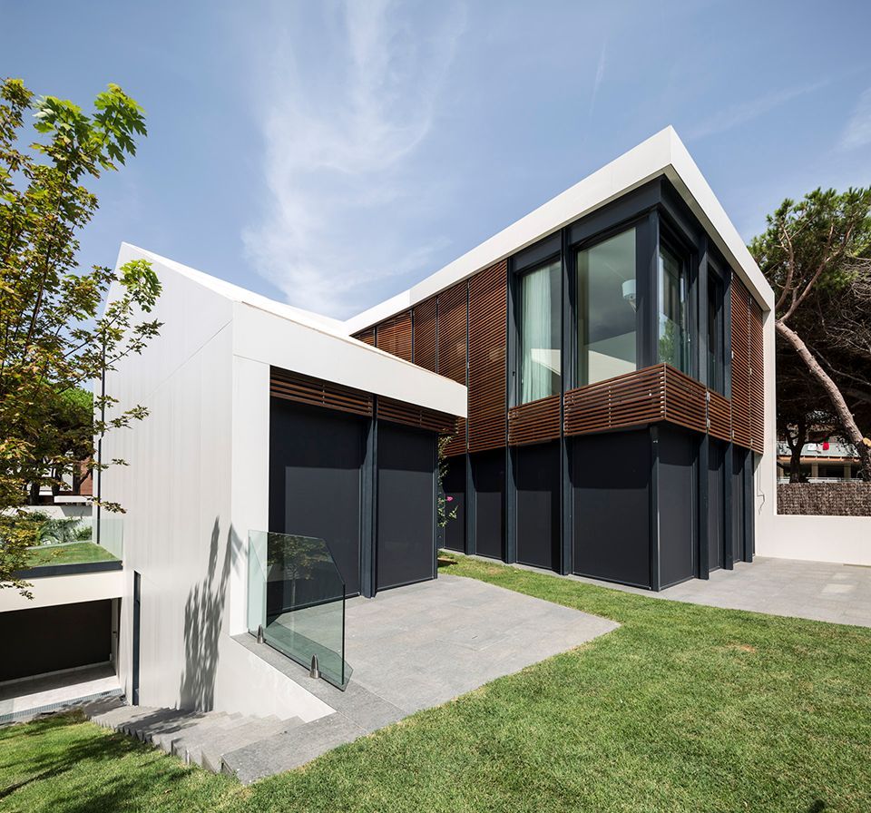 Maison contemporaine avec bardage bois et store en toile  noir fermé