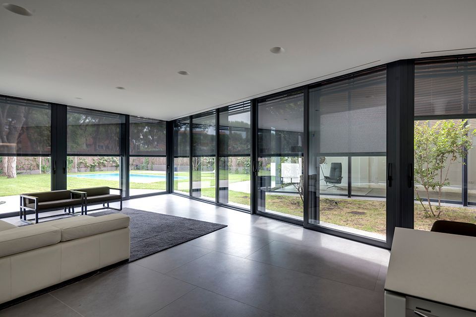 Grande baie vitrée avec store en toile