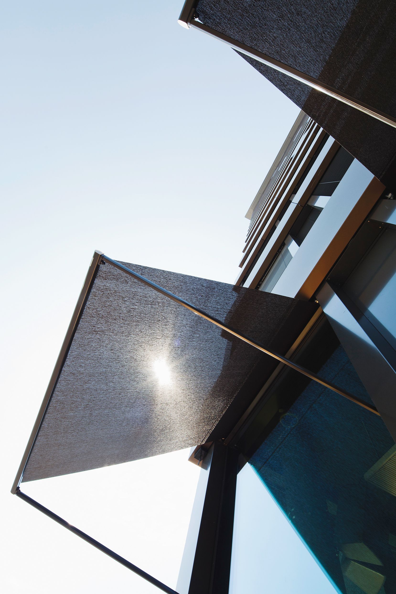 Petit store banne au-dessus d'une fenêtre