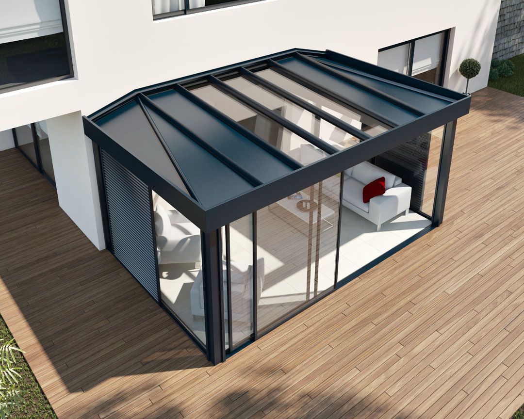 Véranda traditionnelle avec toi opaque et aluminium de couleur noir