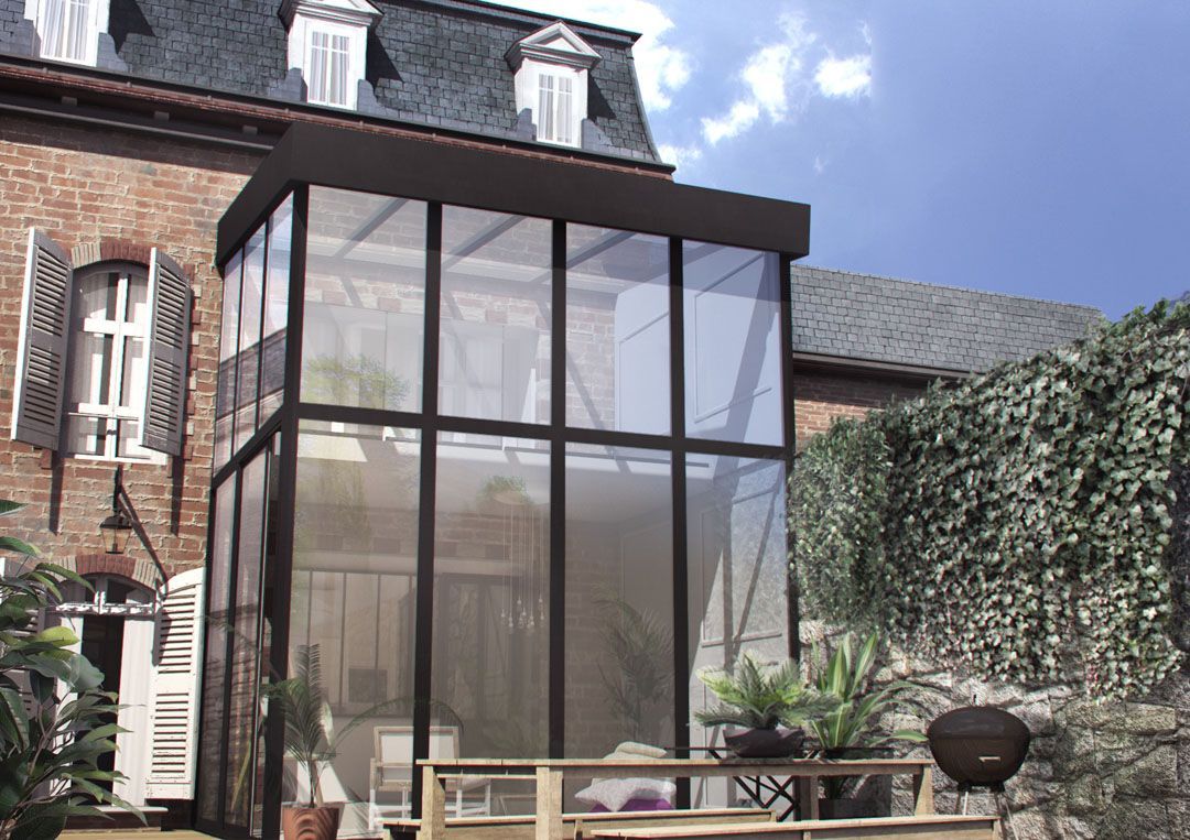 Grande véranda vue de puis l'extérieur avec de très grande baie vitrée