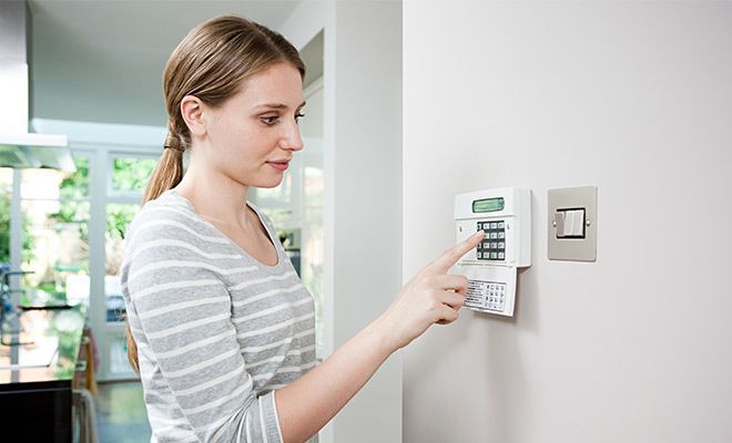 femme utilisant un code d'accès d'alarme