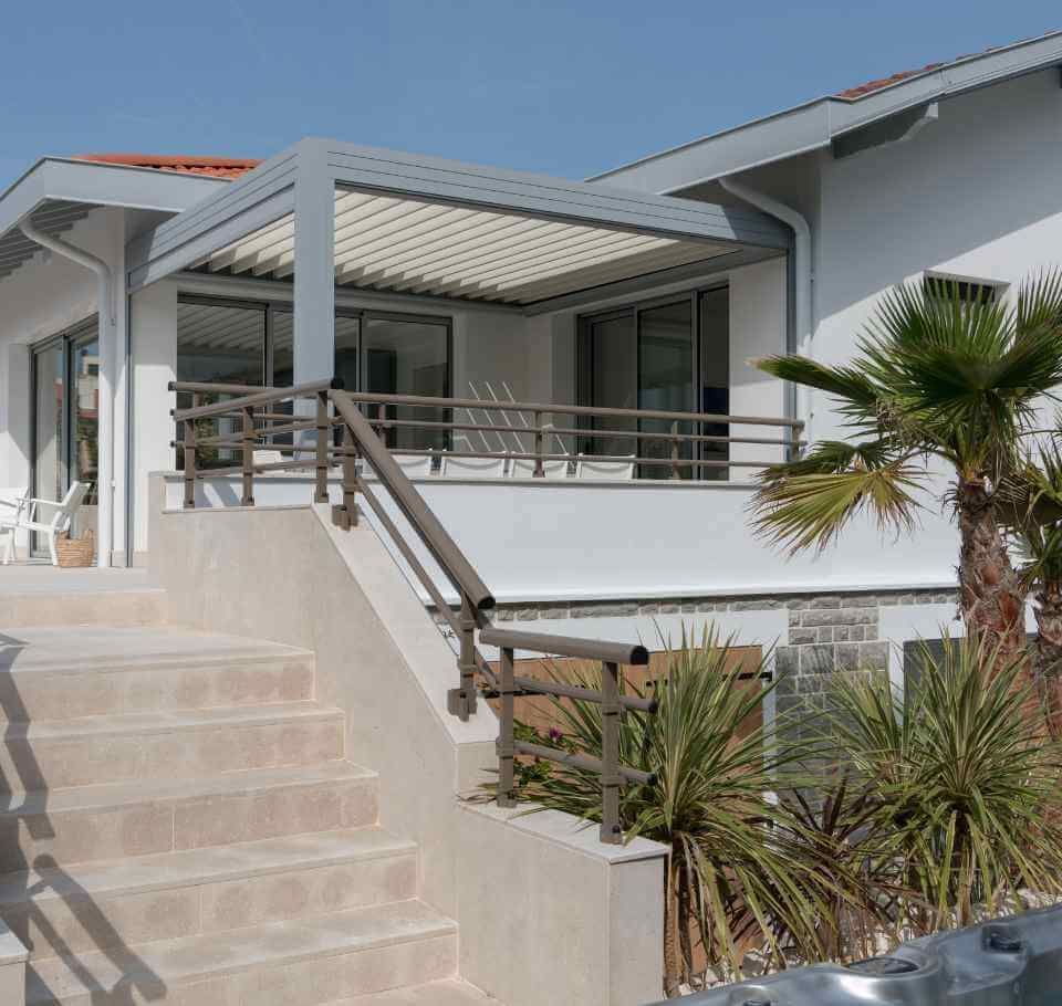 Pergola aluminium sur terrasse surélevée par Technal