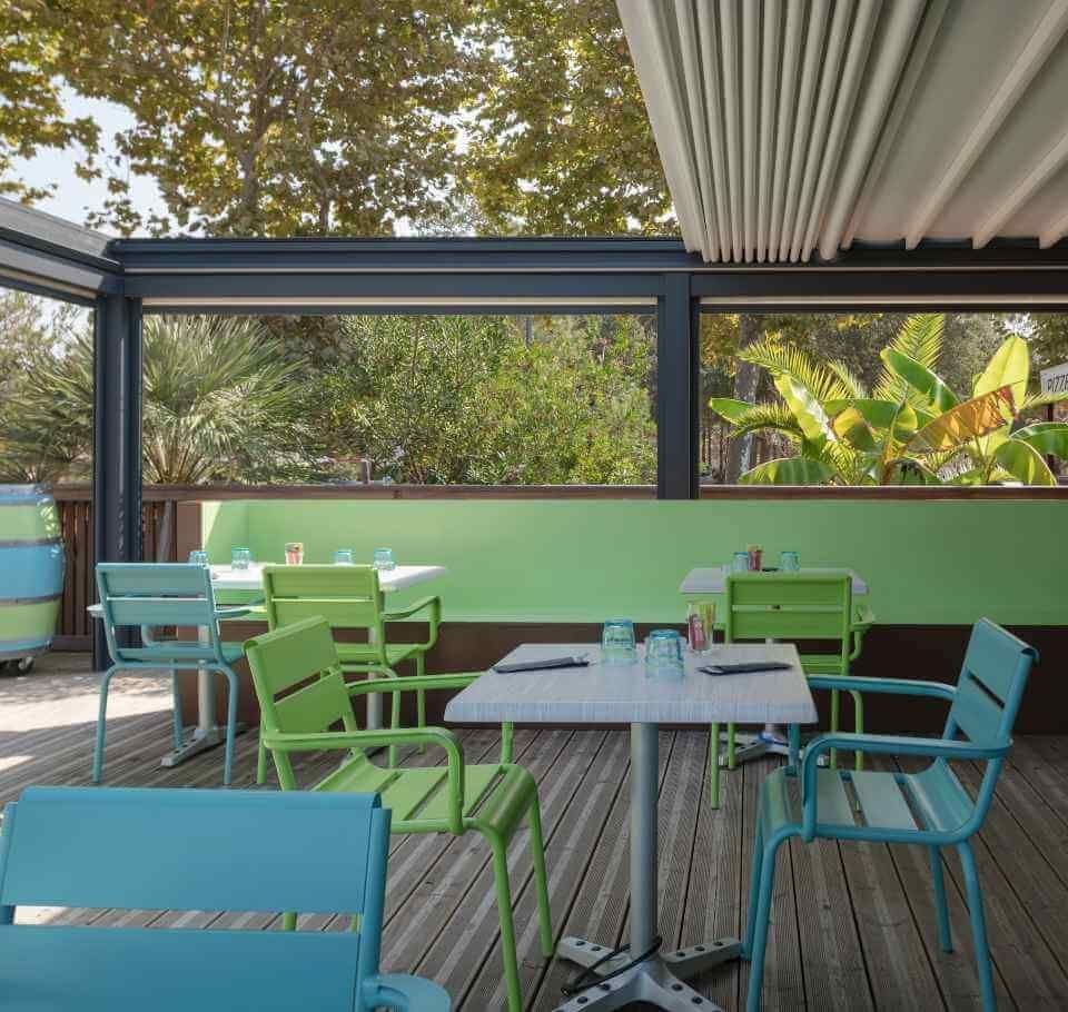 Pergola aluminium avec toit ouvrant en tissu par Technal