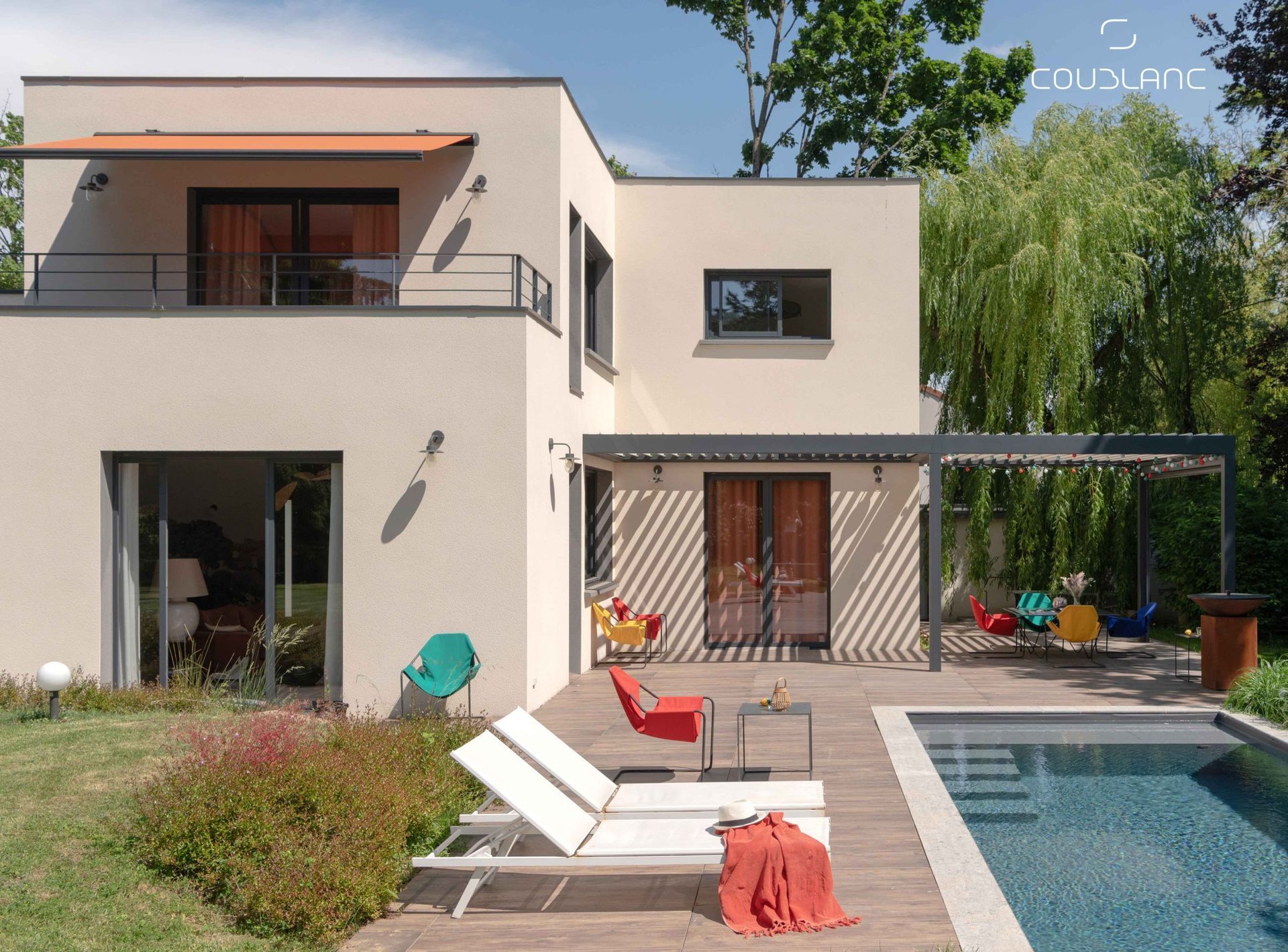 double pergola devant une piscine