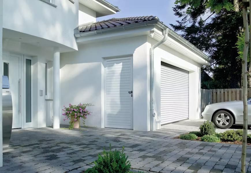 Porte de garage enroulable et portillon indépendant, en blanc trafic RAL 9016
