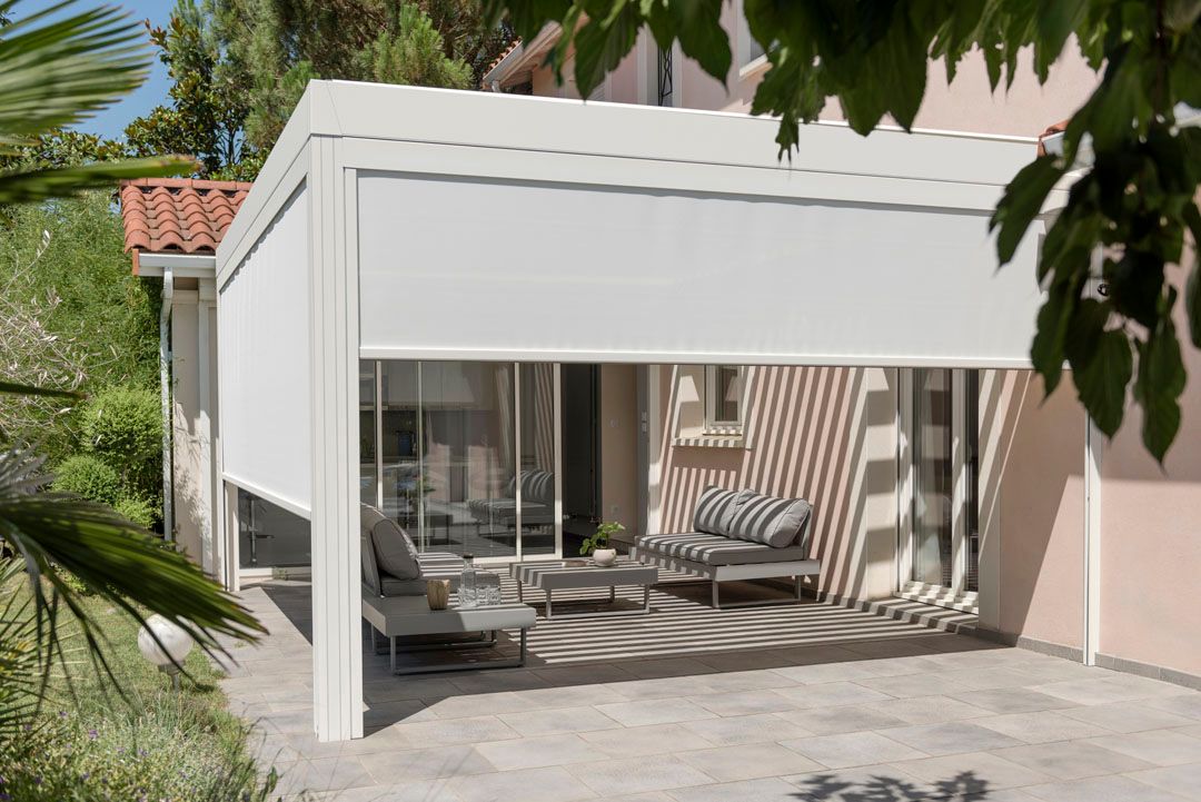 Pergola blanche par Technal avec rideau coulissant