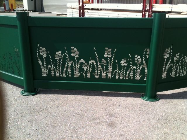 Clôture de couleur vert foncé avec motif graphique