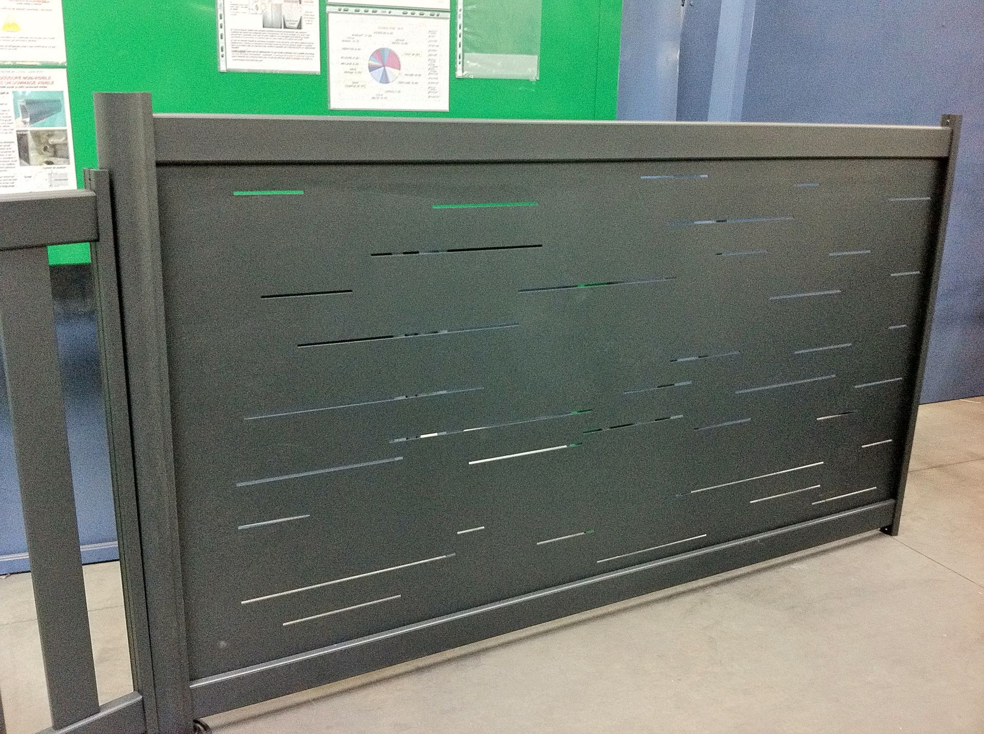 porte de portail gris avec motif