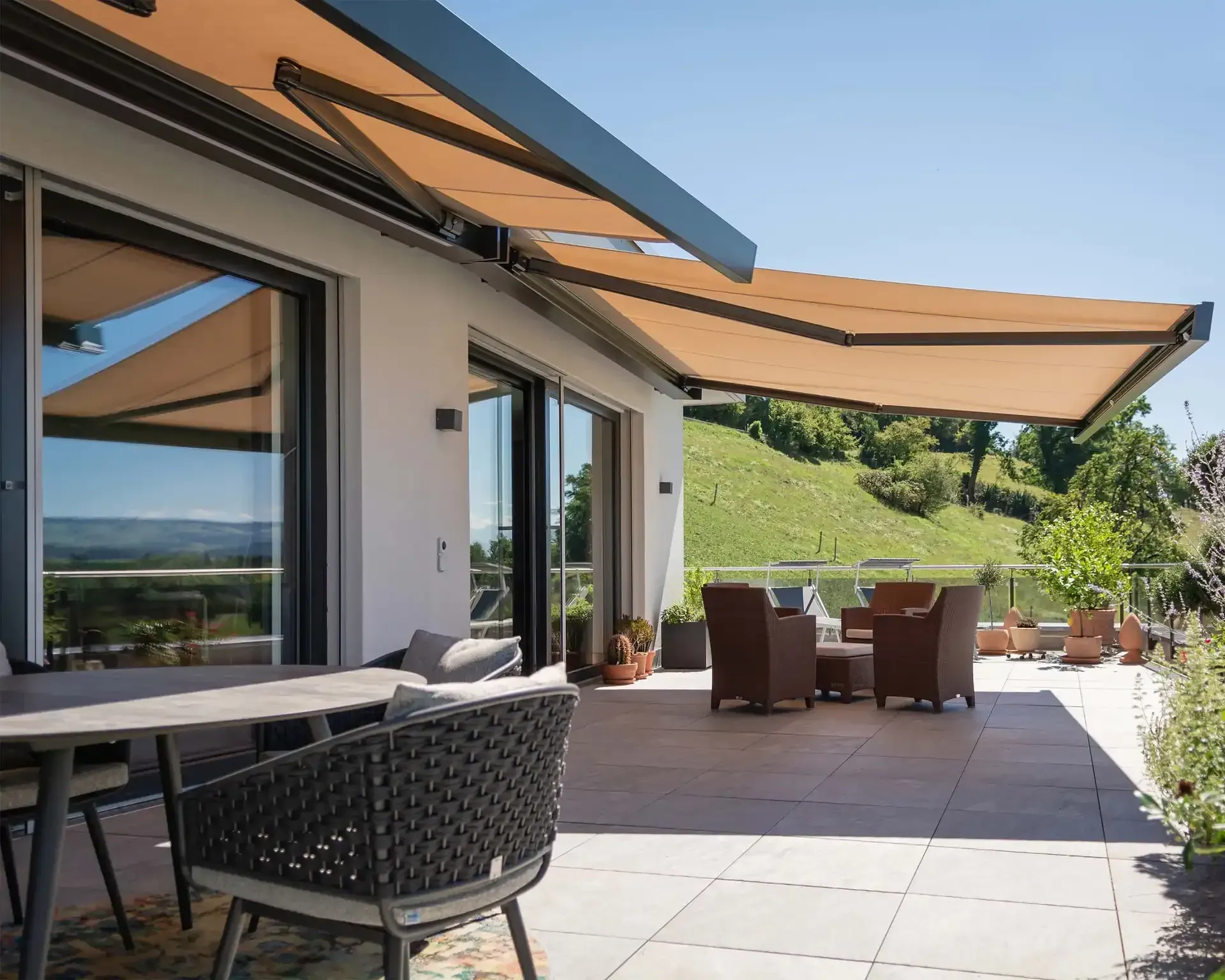 Store banne beige et armature en aluminium