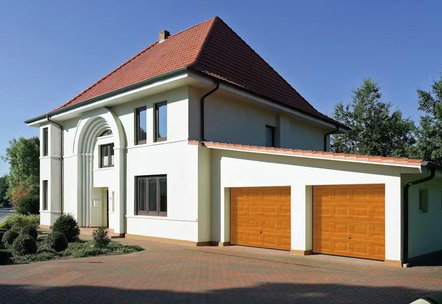 Porte de garage basculante avec des portes de couleur marron