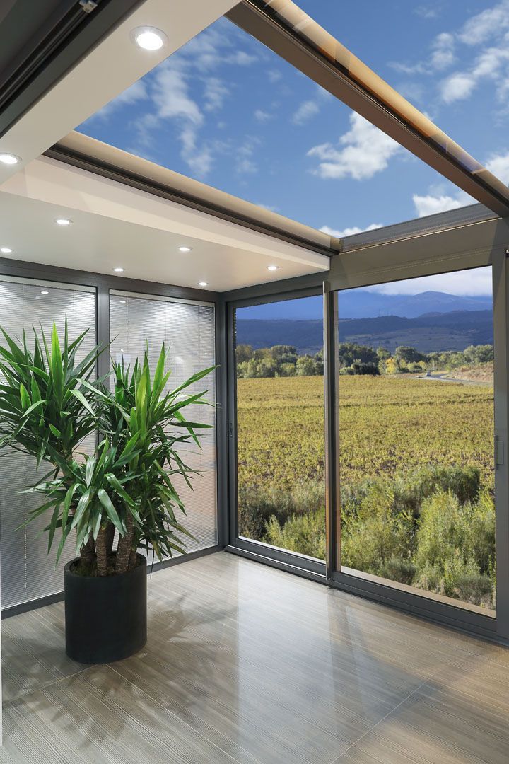 Vue sur l'extérieur depuis l'intérieur d'une véranda