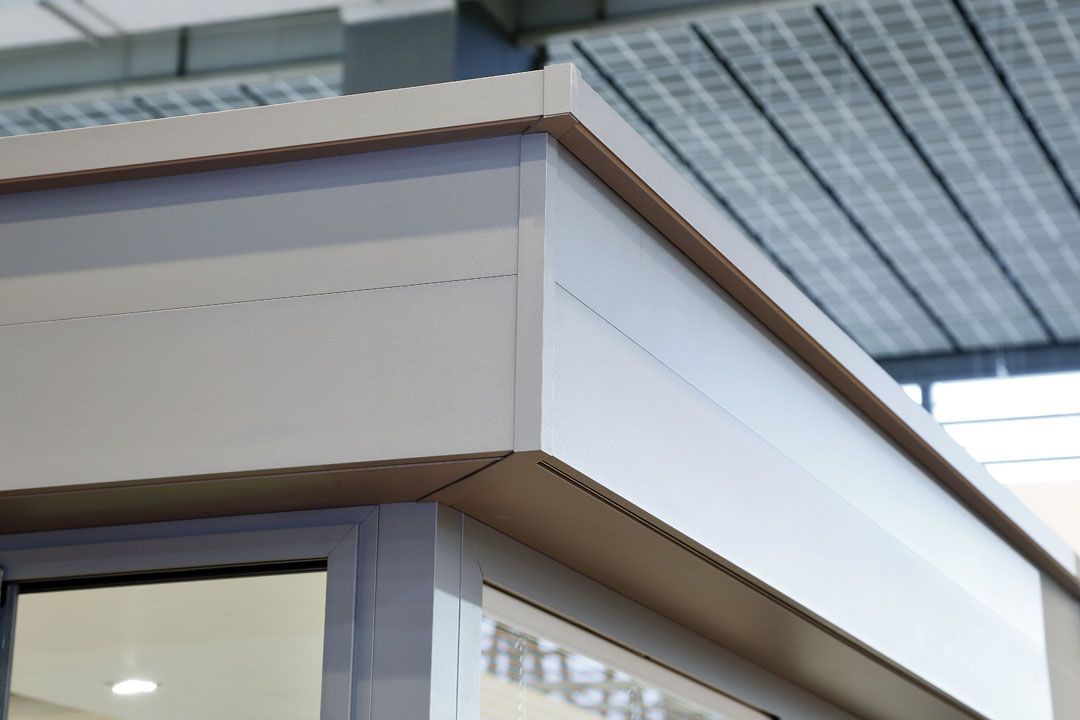 Zoom sur la structure en aluminium d'une véranda Technal de couleur beige