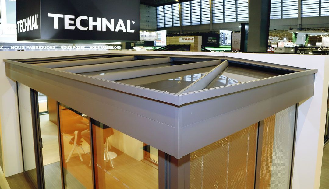 zoom sur le toit d'une véranda Technal de couleur beige