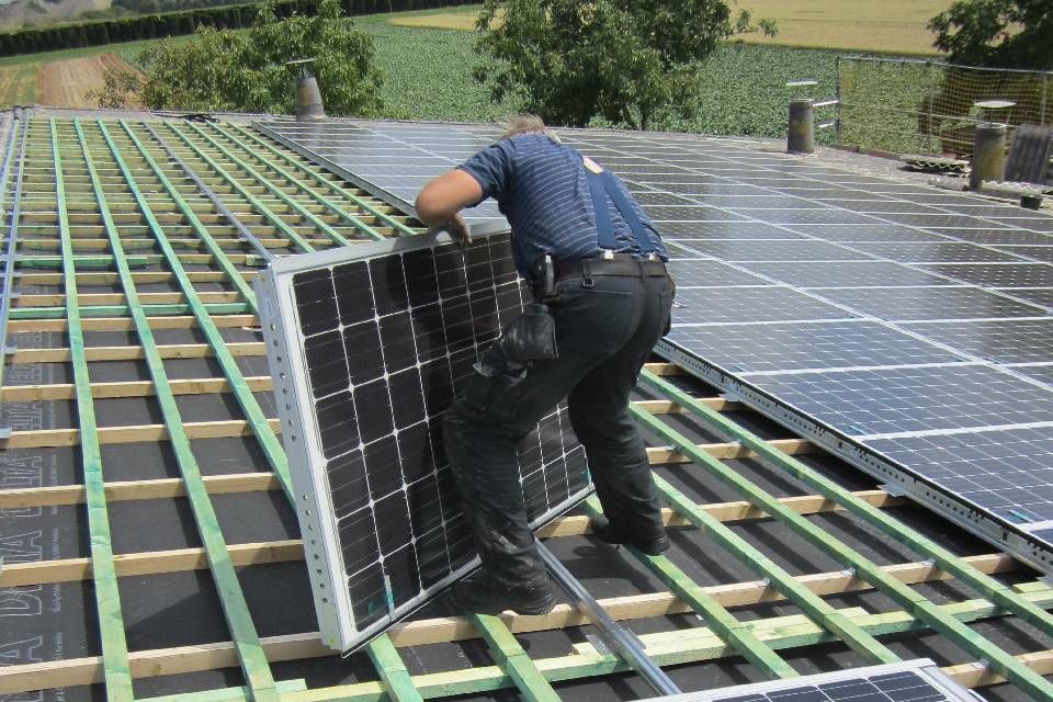 Mitarbeiter von Anton Plenkers Dachdecker- & Klempnermeister, Solarteur installiert Solaranlage