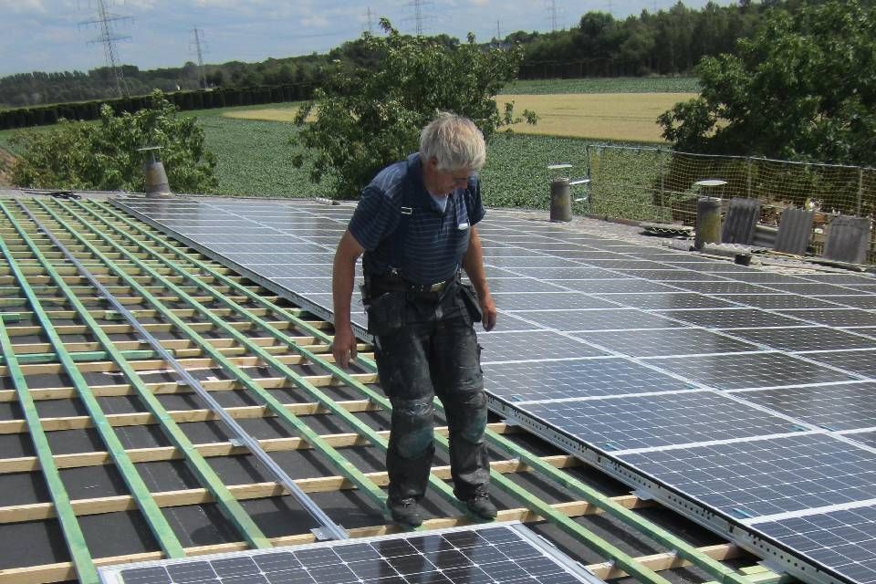 Mitarbeiter von Anton Plenkers Dachdecker- & Klempnermeister, Solarteur installiert Solaranlage