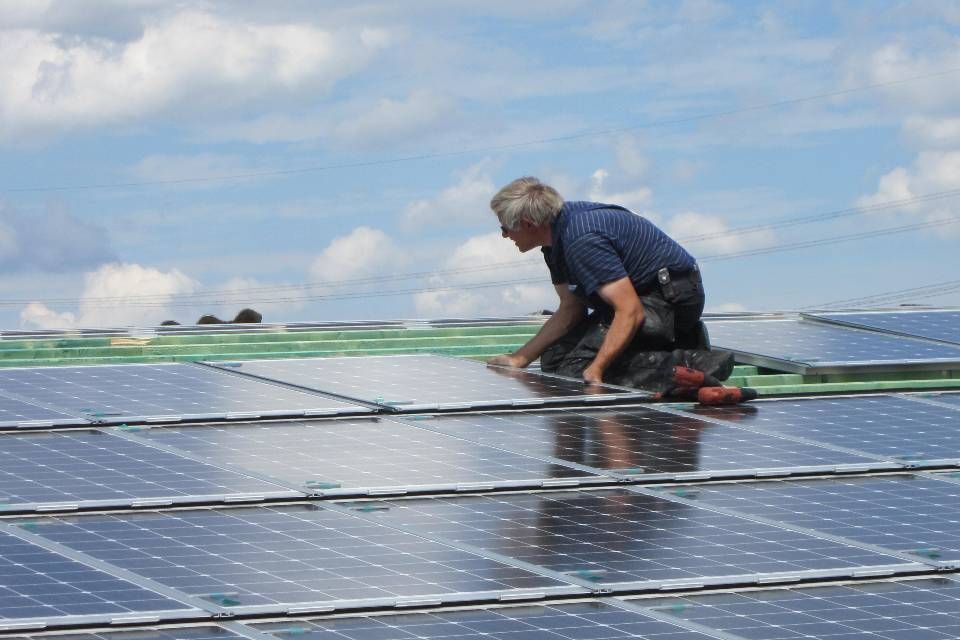 Mitarbeiter von Anton Plenkers Dachdecker- & Klempnermeister, Solarteur installiert Solaranlage