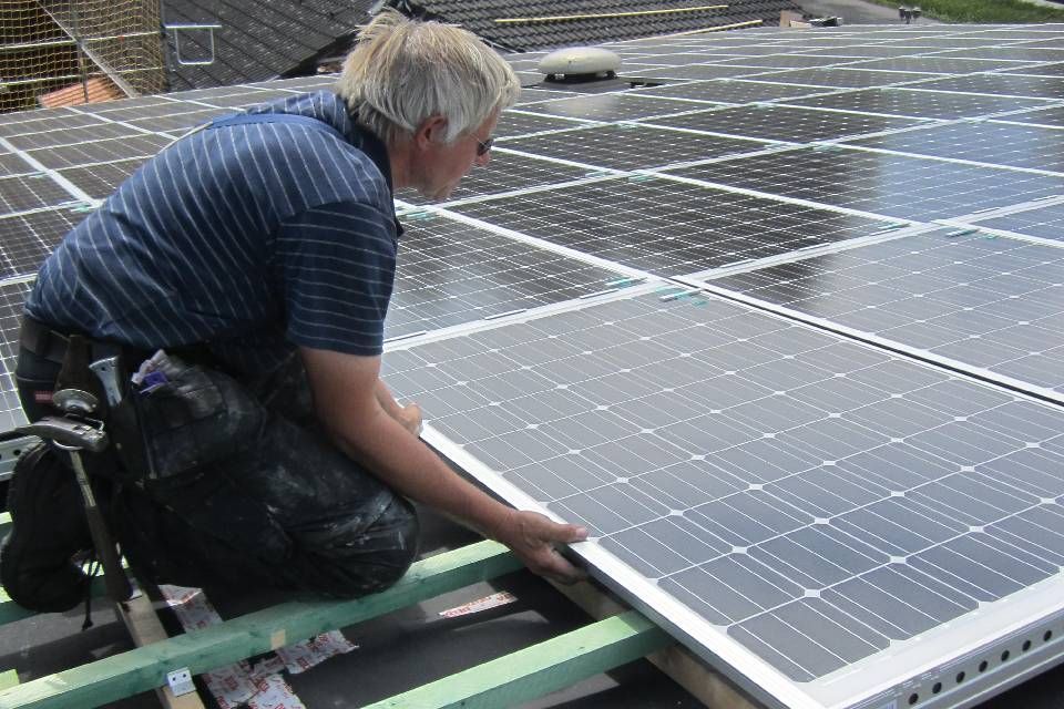 Mitarbeiter von Anton Plenkers Dachdecker- & Klempnermeister, Solarteur installiert Solaranlage