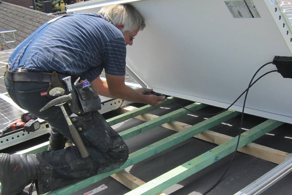 Mitarbeiter von Anton Plenkers Dachdecker- & Klempnermeister, Solarteur installiert Solaranlage