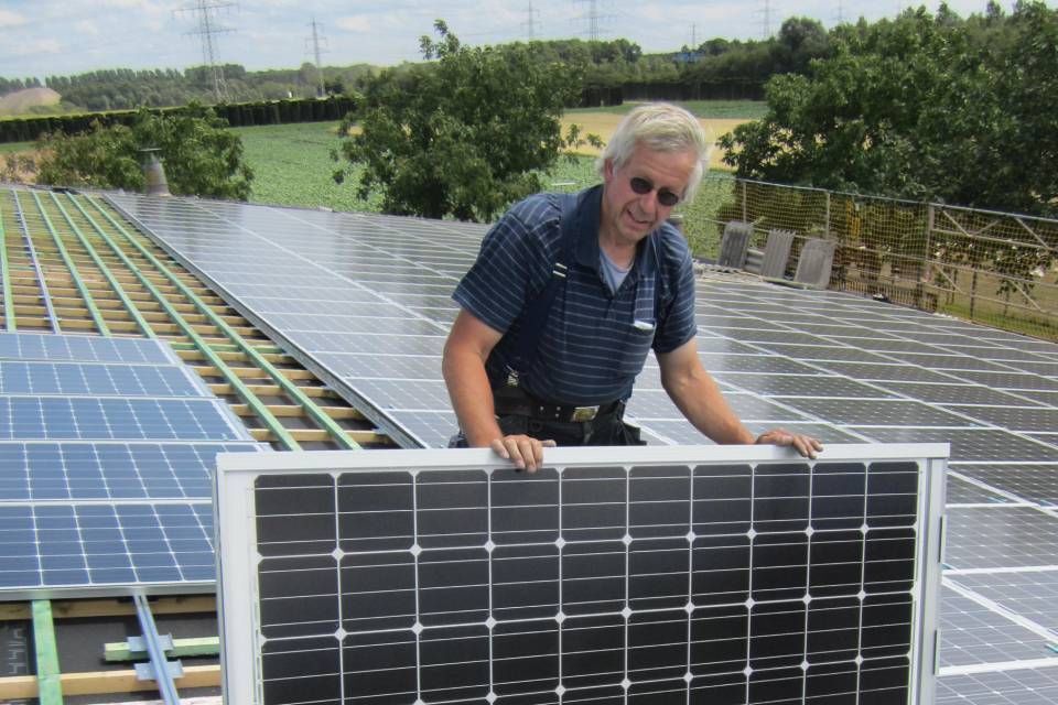Mitarbeiter von Anton Plenkers Dachdecker- & Klempnermeister, Solarteur installiert Solaranlage