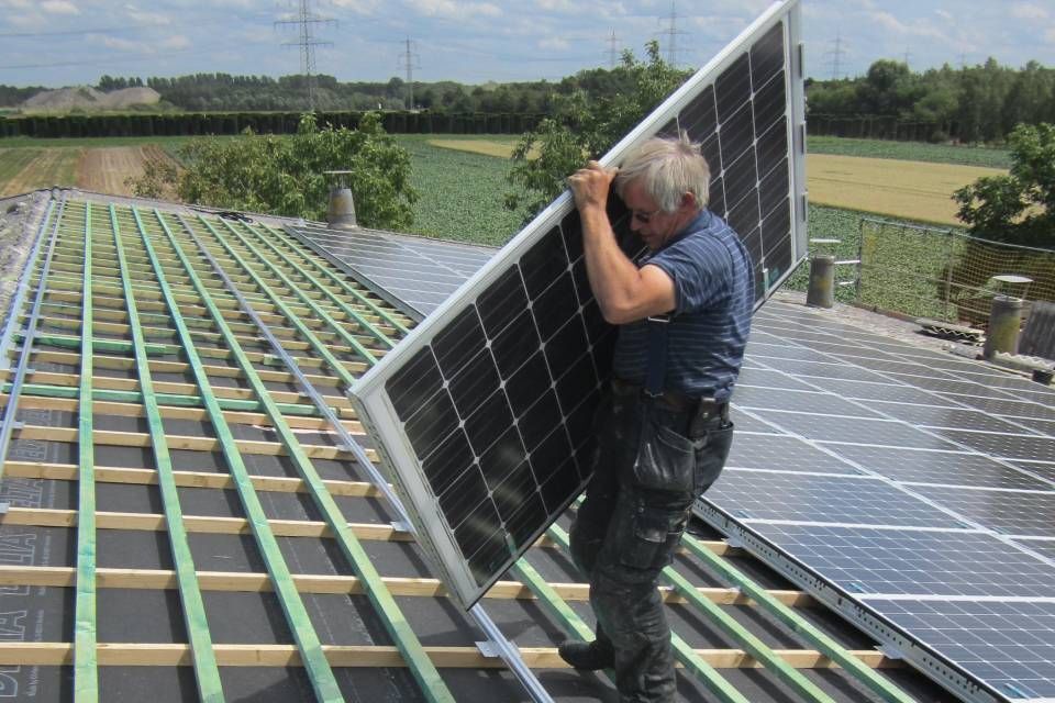 Mitarbeiter von Anton Plenkers Dachdecker- & Klempnermeister, Solarteur installiert Solaranlage