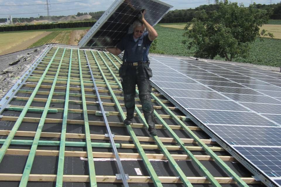 Mitarbeiter von Anton Plenkers Dachdecker- & Klempnermeister, Solarteur installiert Solaranlage