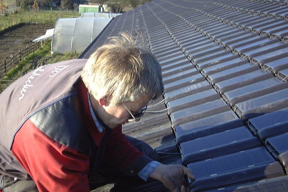 Mitarbeiter von Anton Plenkers Dachdecker- & Klempnermeister, Solarteur installiert Solaranlage