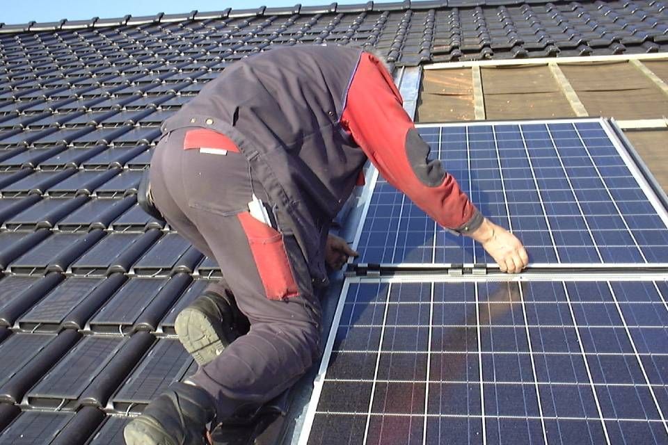 Mitarbeiter von Anton Plenkers Dachdecker- & Klempnermeister, Solarteur installiert Solaranlage