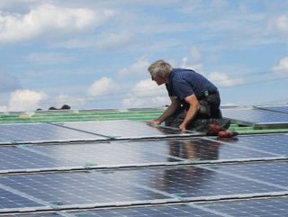 Handwerker auf einem Solardach