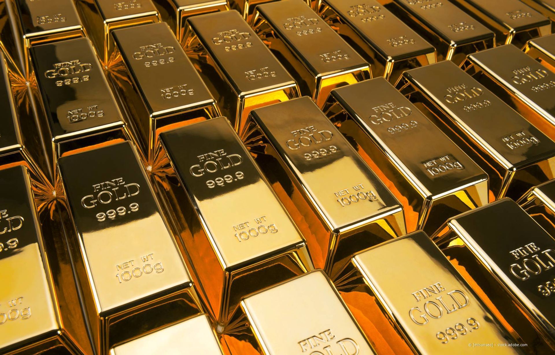 Reihen glänzender Goldbarren, vermutlich Goldbarren, ordentlich gestapelt.